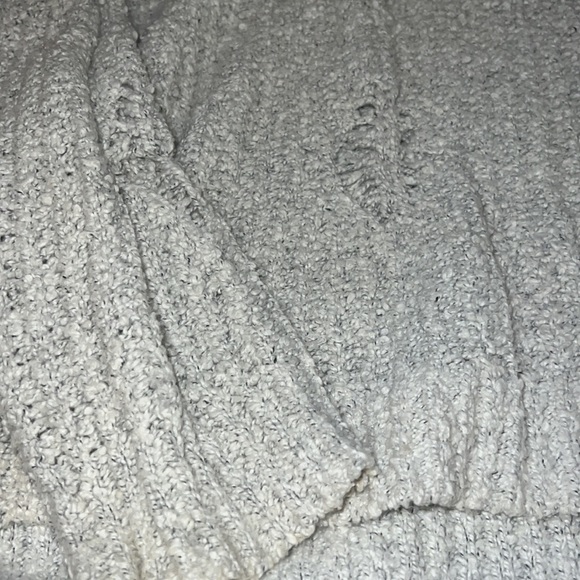 Distressed sweater - Picture 2 of 2